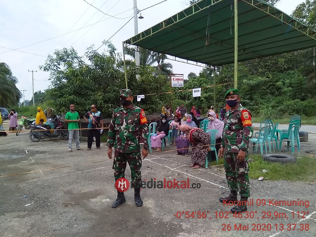 Meski Suasana Lebaran, Para Babinsa Koramil 09/Kemuning ini Bantu Penyaluran BST di Desa Air Balui