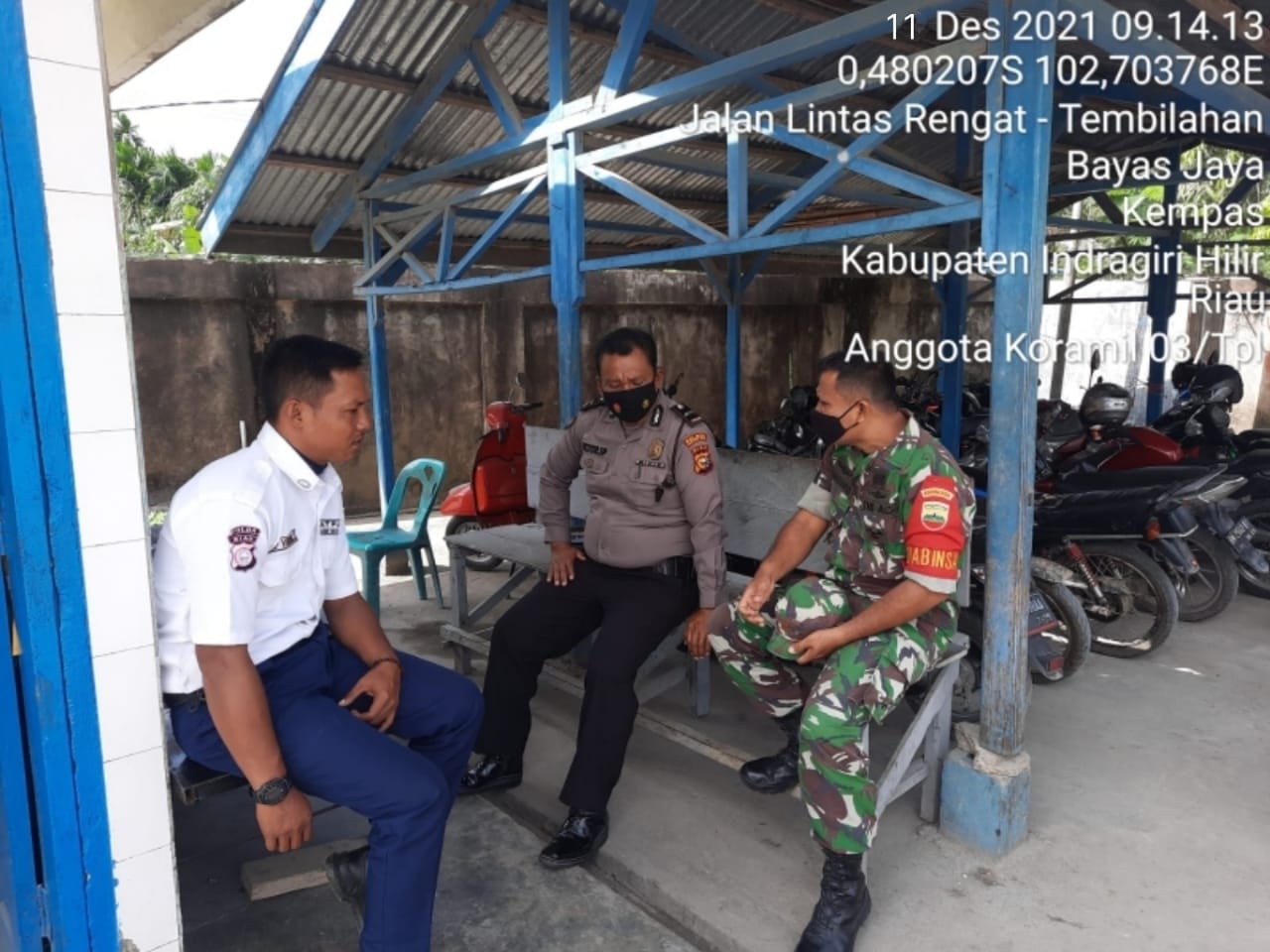 Bentuk Sinergitas, Babinsa 03/Tempuling Bersama Polri Komsos dengan Security