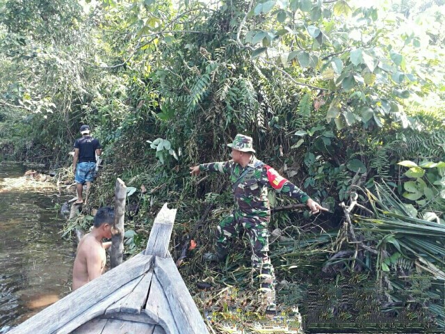 Babinsa Belantaraya Bersama Warga Goro Bersihkan Sungai di Dusun Rawasari