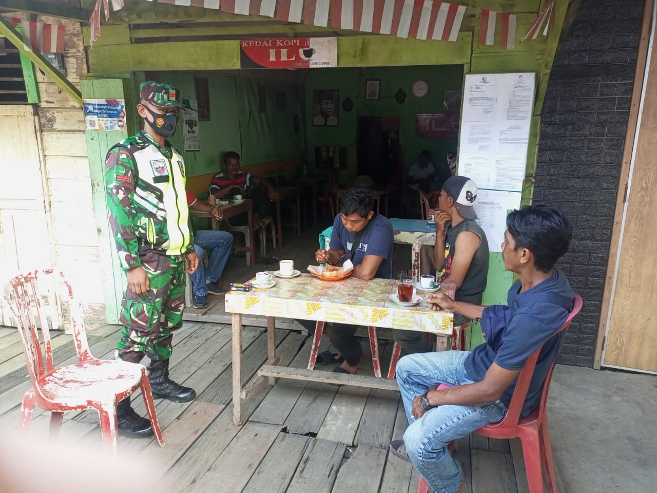 Anggota Koramil 04/Kuindra Terus Tegakkan Prokes di Pelabuhan