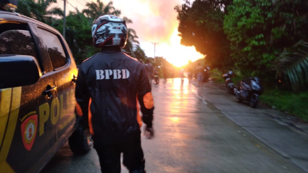 Kebakaran Pipa Gas Nasional di Kemuning, Kepala BPBD Inhil Langsung Turun ke Lokasi