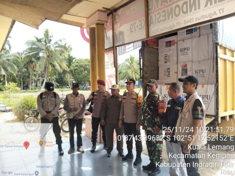 Babinsa Koramil 03/Tpl Dampingi Penerimaan Logistik Pilkada di Kecamatan Kempas