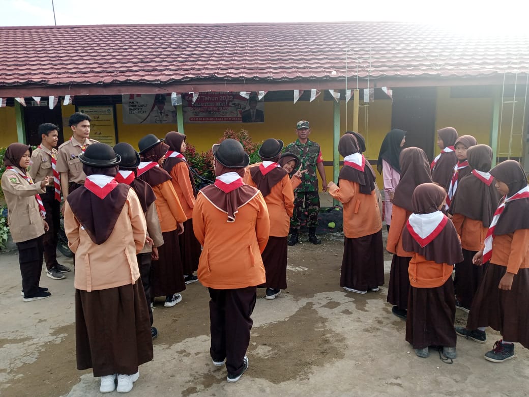 Tumbuhkan Jiwa Disiplin dan Berkerakter, Babinsa 03/Tempuling Berikan Materi PBB Bagi Anak-Anak Pramuka