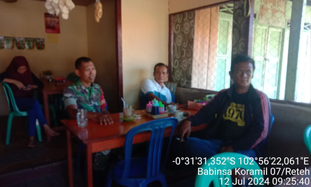 Aktif Komsos Bersama Warga, Gelak Canda dan Tawa Warnai Kebersamaan Babinsa Koramil 07/Reteh dengan Warga