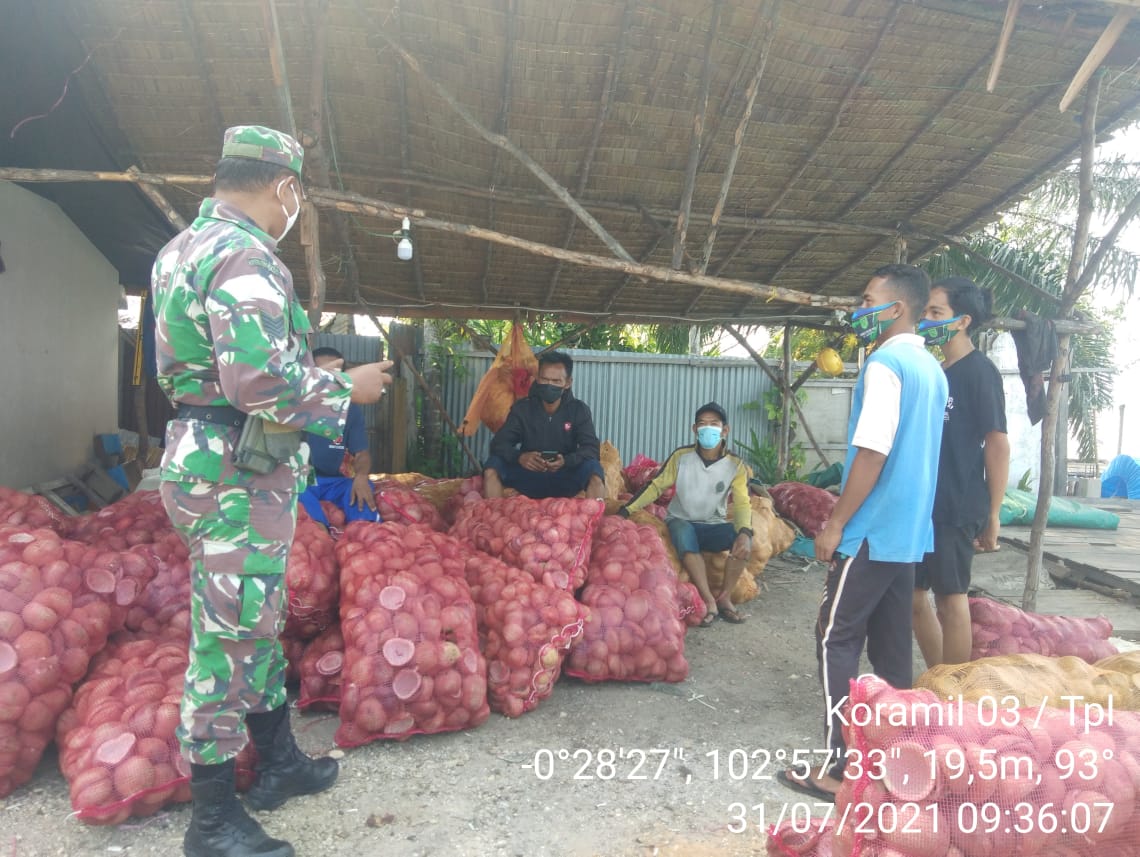 Dekat Bersama Warga Binaan, Babinsa 03/Tempuling Komsos Bersama Petani Kopra