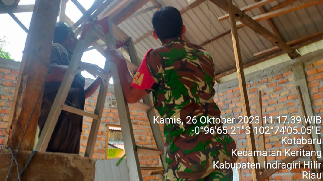 Dalam Rangka Membangun Rumah, Babinsa Koramil 09/Kemuning Bantu Warga Untuk Bergotong Royong