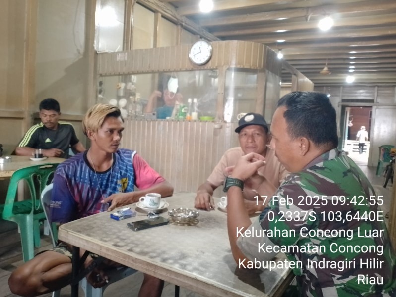 Komsos Babinsa Koramil 04/Kuindra Meningkatkan Keamanan dan Ketentraman di Kelurahan Concong Luar