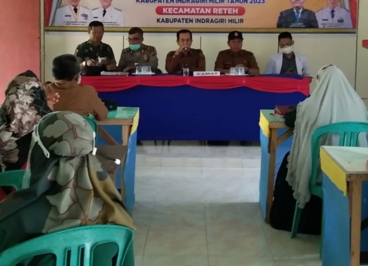 Babinsa Koramil 07/Reteh Lakukan Rapat Sosialisasi dan Evaluasi Vaksin