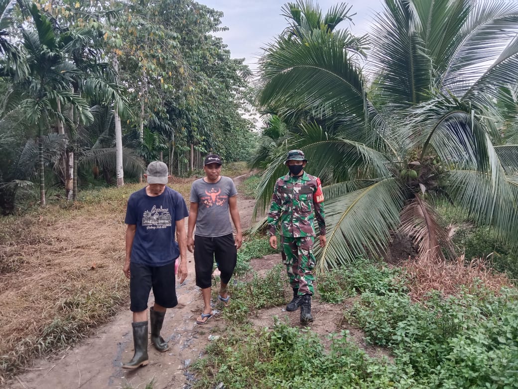 Babinsa 04/Kuindra Praka Mauladi Lakukan Patroli Pencegahan Karhutla