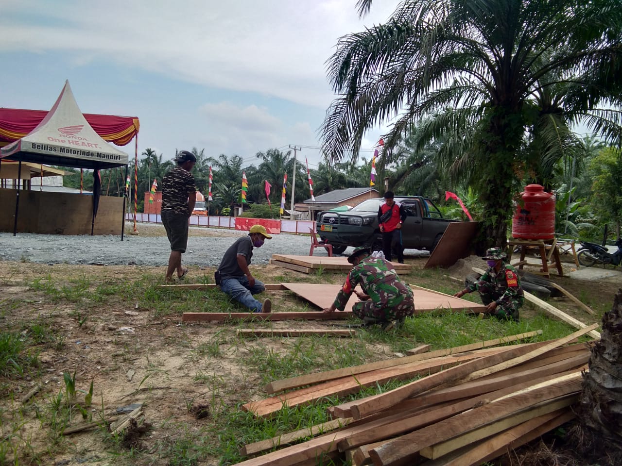 Danramil 09/Kemuning dan Jajarannya Bikin Posko Terpadu Cegah Covid-19
