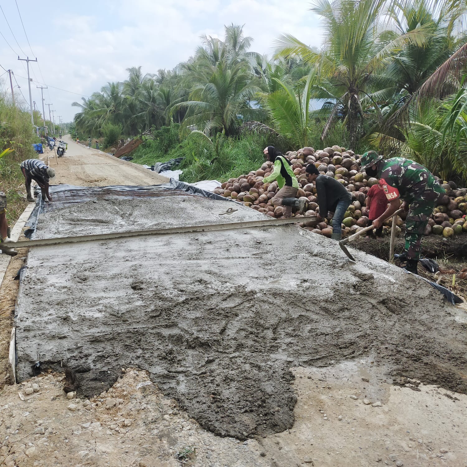 Babinsa Koramil 04/Kuindra Memperbaiki Jalan Yang Rusak Bersama Warga