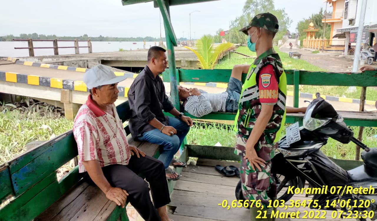 Babinsa Koramil 07/Reteh Terus Lakukan Pengecekan dan Pengawasan di Posko Penegakan Disiplin Prokes