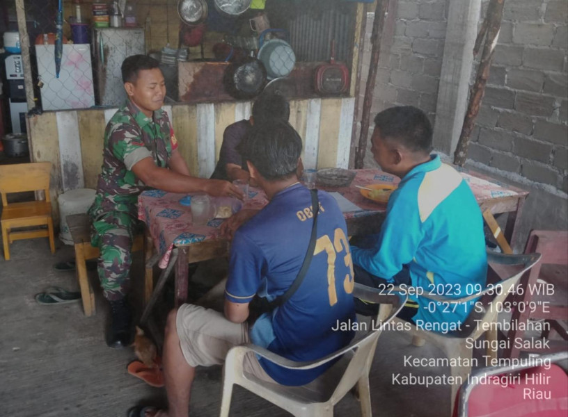 Babinsa 03/Tpl Kopda Suriadi Laksanakan Komsos Dengan Pemuda Di Wilayah Binaan