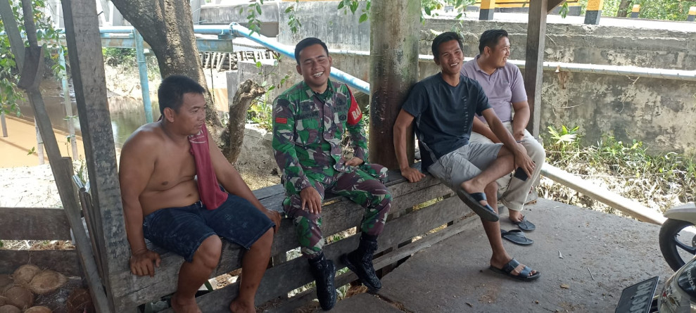 Senda Gurau Babinsa 03/Tpl dengan Pemuda Tumbuhkan Kekompakan di Desa Binaan