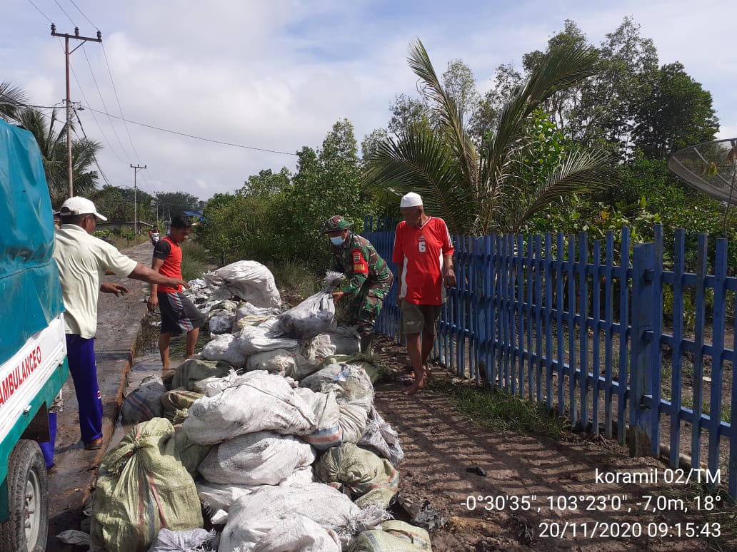 Peduli Lingkungan, Babinsa Koramil 02/Tanah Merah Goro Bersama Warga