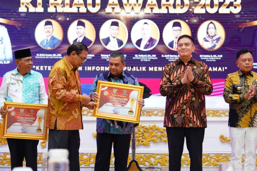 Gubri Edy Nasution Terima Penghargaan Khusus KI Award 2023