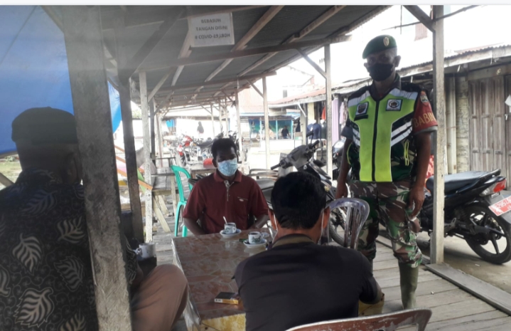 Sambangi Warga yang Beraktifitas, Babinsa Koramil 04/Kuindra Himbaua Patuhi Protkes