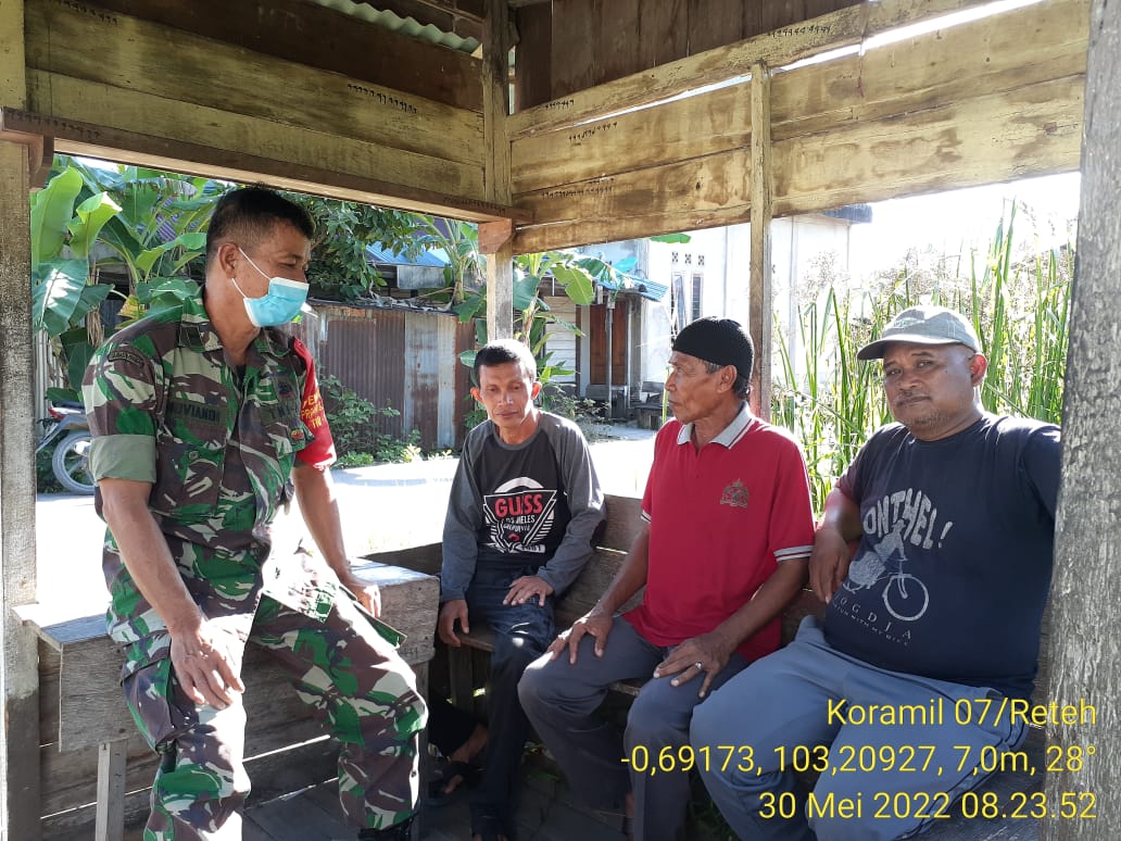 Tingkatkan Komsos, Babinsa Koramil 07/Reteh Terus Jalin Hubungan Harmonis Bersama Warga