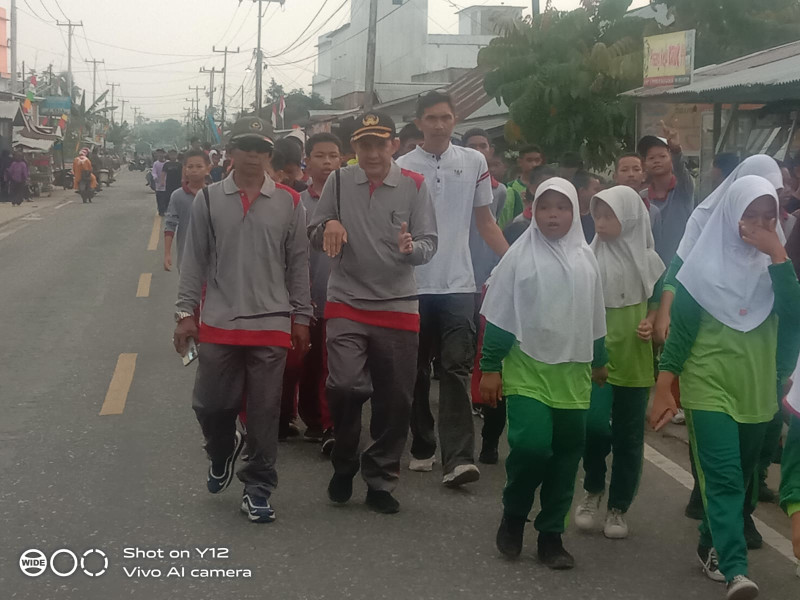 Dengan Semangat Yang Kuat, Danramil 03/Tempuling Bersama Forkompincam dan Masyarakat Ikuti Gerak Jalan Dalam Rangka HUT RI Ke 78