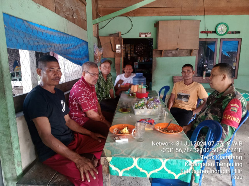 Komsos di Desa Binaan, Babinsa Koramil 03/Tpl Ingatkan Warga Jangan Bakar Lahan