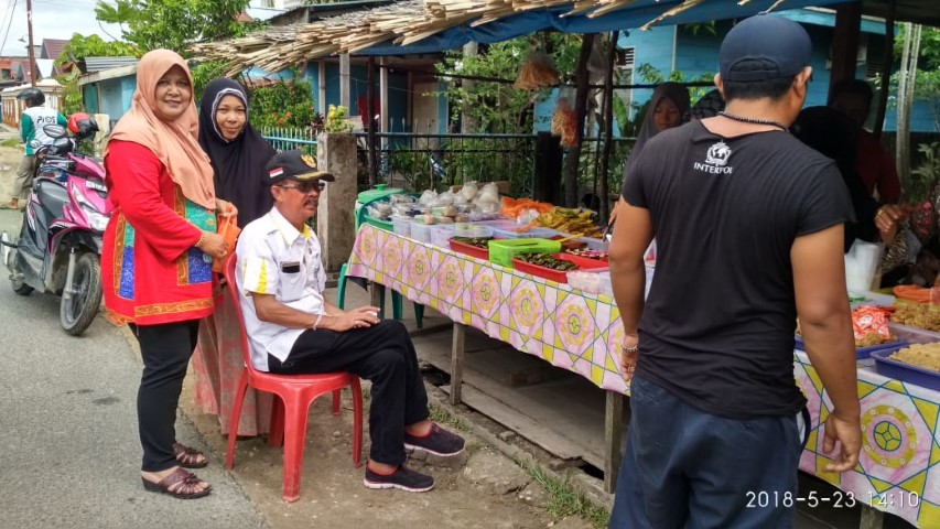 Borong Jualan Buk Via, Kabag Humas Pemkab Inhil Bagi-Bagi 350 Takjil Sore ini  Borong Jualan Buk Via, Kabag Humas Pemkab Inhil Bagi-Bagi 350 Takjil Sore ini