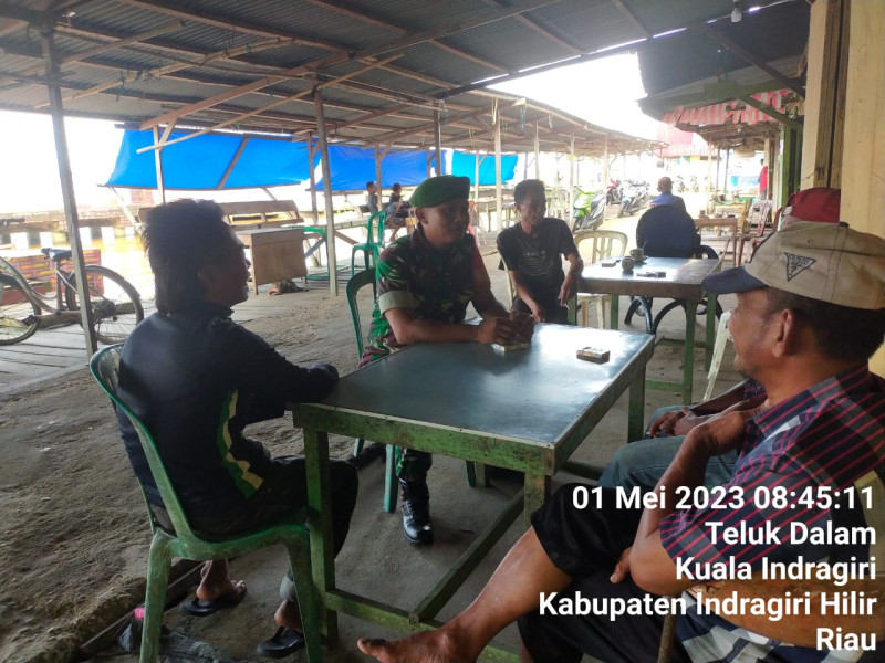 Babinsa Koramil 04/Kuindra Lakukan Komsos Untuk Mempererat Silaturahmi