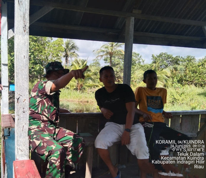 Diskusi Santai, Babinsa Koramil 04/Kuindra Berbagi Ilmu Dengan Warga