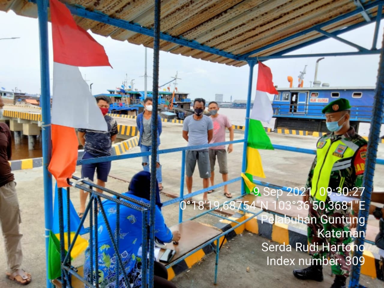 Personil Koramil 06/Kateman Serda Rudi Hartono Laksanakan Penegakan Disiplin di Pelabuhan