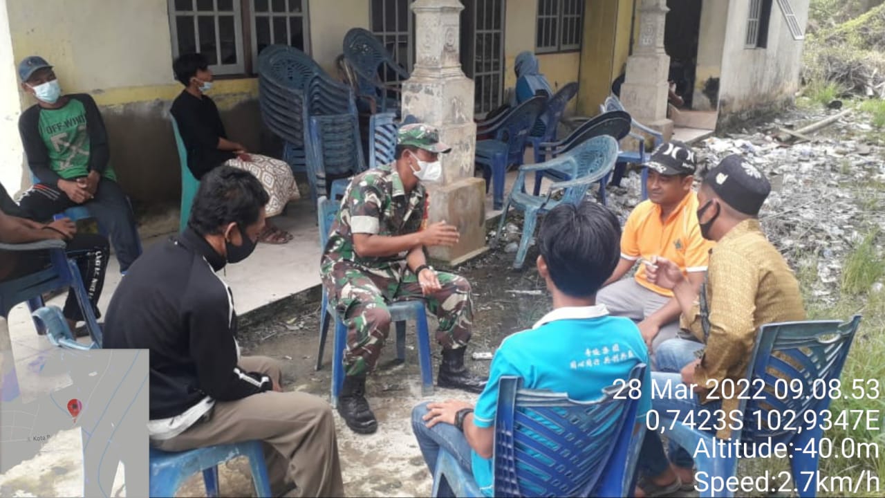 Babinsa Koramil 09/Kemuning Aktifkan Komsos Bersama Elemen Masyarakat