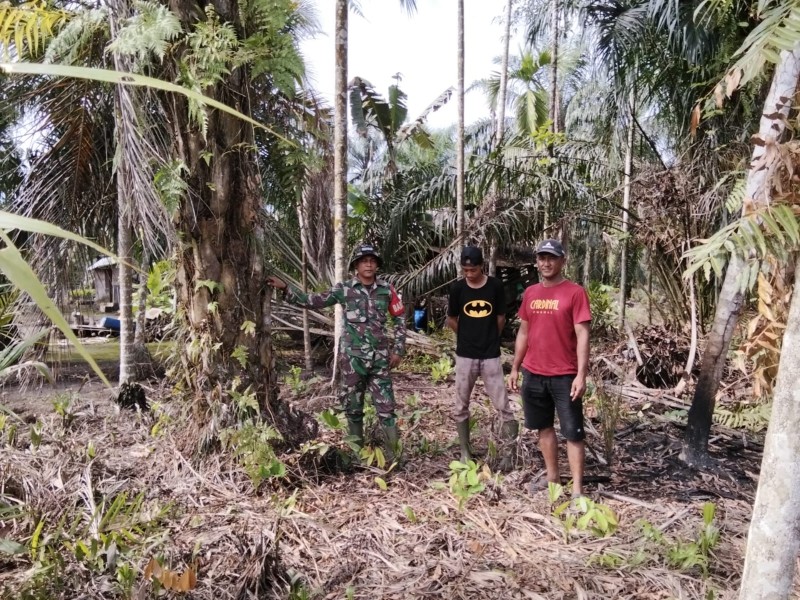 Babinsa Serda Suirwansah Pimpin Patroli Tapal Batas, Pastikan Keamanan Wilayah Kempas