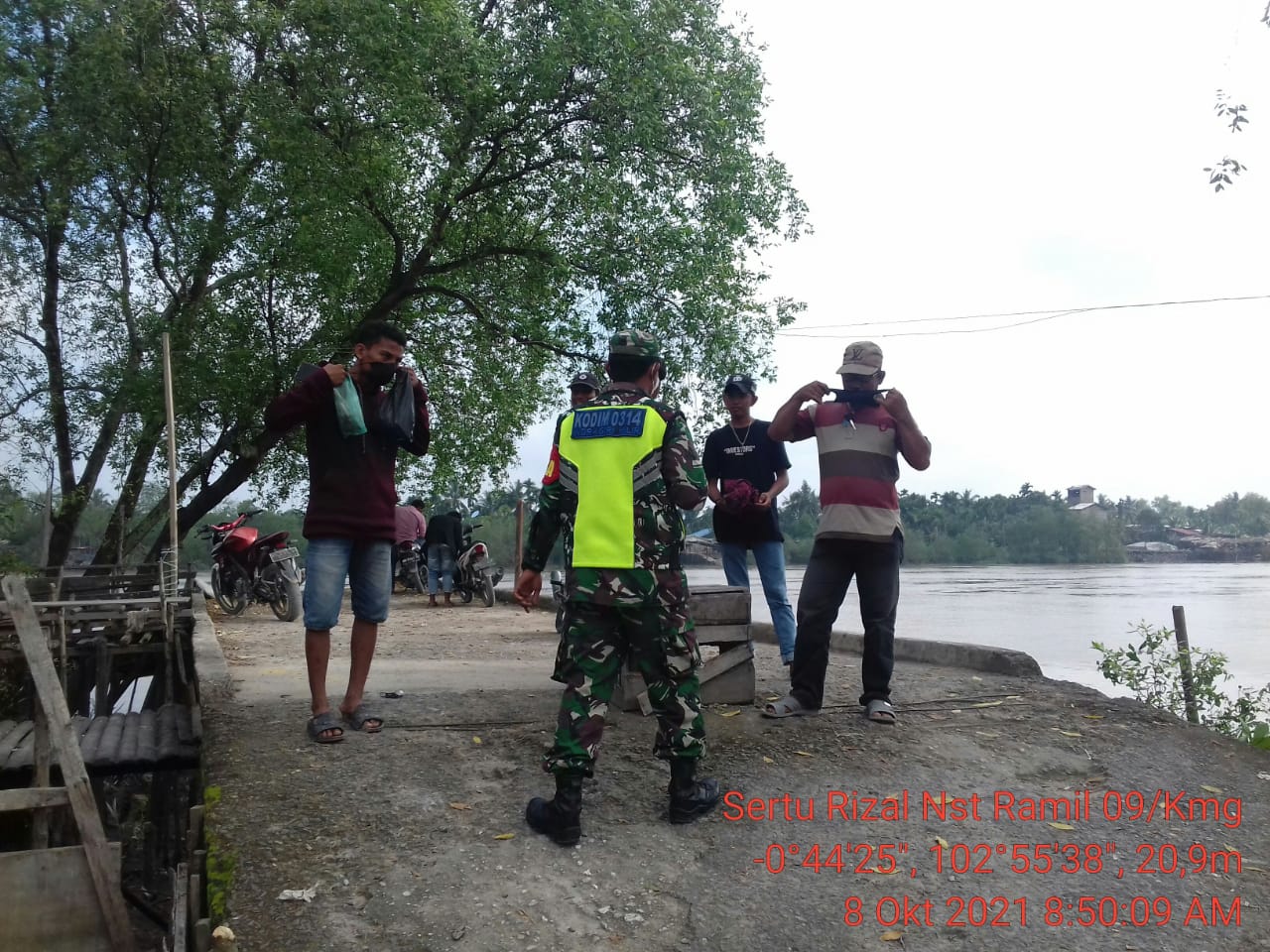 Dengan Humanis, Babinsa Koramil 09/Kemuning Tegakkan Protkes di Tempat-tempat Umum