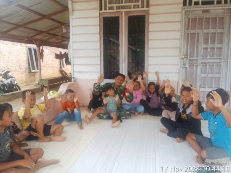 Komsos Bersama Anak-anak, Babinsa Koramil 09/Kemuning Berikan Pesan untuk Taat Kepada Orang Tua