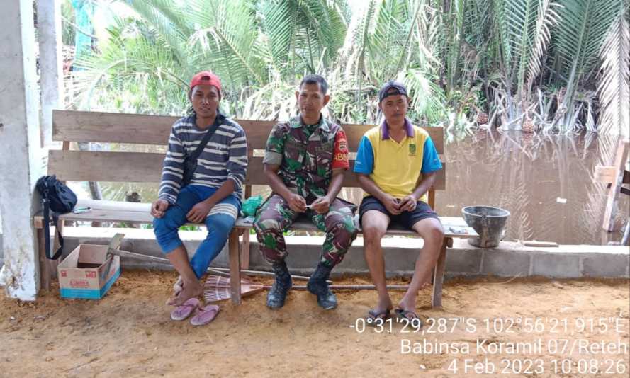 Sertu Yadi Yanto Lakukan Rutinitas Bersama Warga Guna Jalin Kedekatan