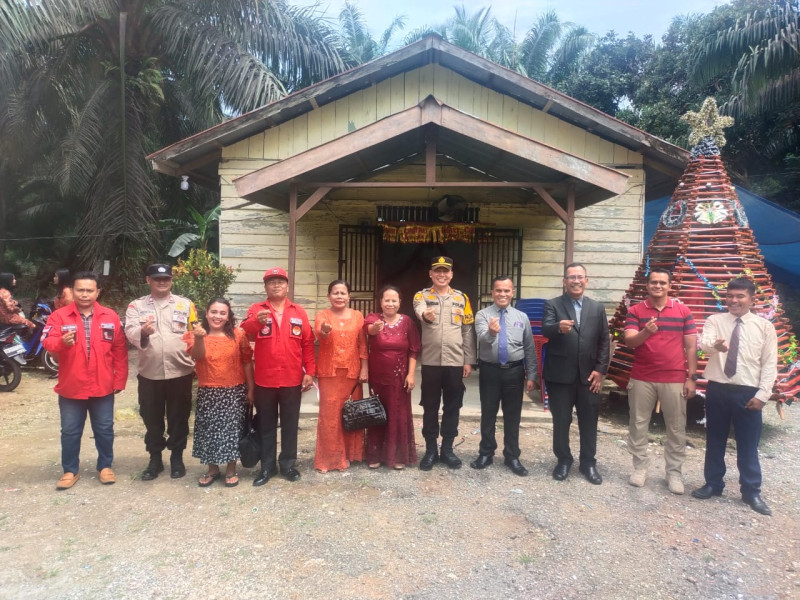 Kapolsek Kempas dan Jajaran Amankan Perayaan Ibadah Natal, Wujudkan Persaudaraan dan Kerukunan