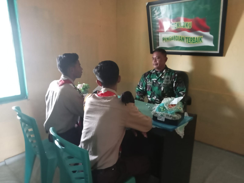 Babinsa Koramil 05/Gas Serma Sasmito Komsos Bersama Anak Pramuka