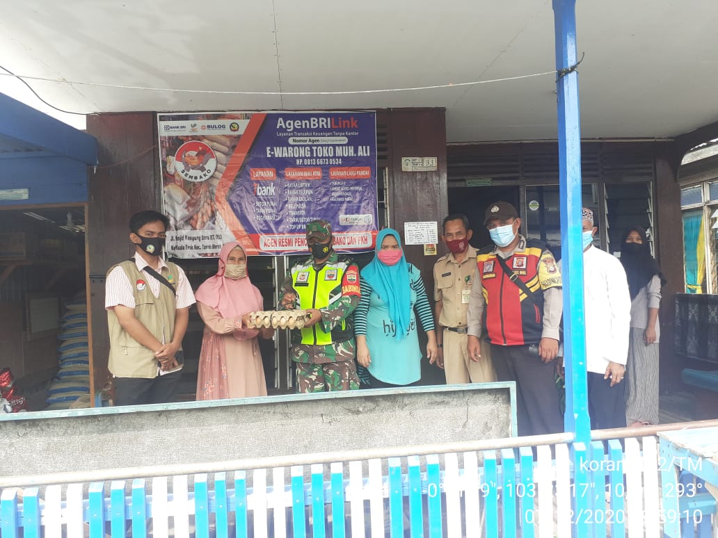 Babinsa Koramil 02/Tanah Merah Dampingi Penyaluran PKH