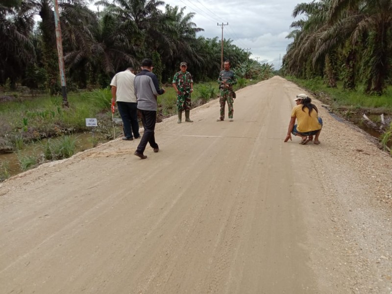 Danramil 04/Kuindra Terus Pantau Penimbunan Jalan Poros KTJ dengan Mumpa