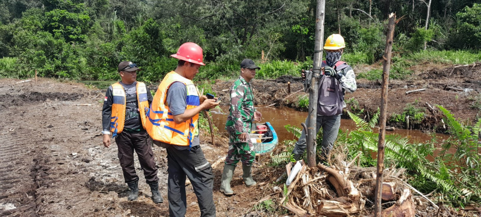 Babinsa 05/Gas Serda Ricky Turun Lakukan Patroli Karlahut Di Desa Binaan