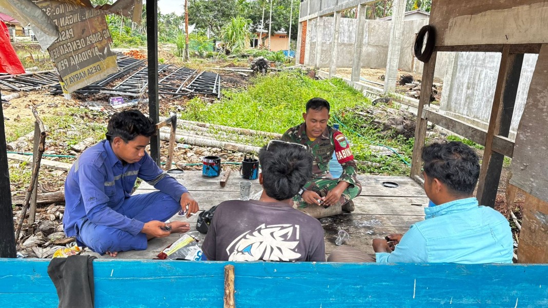 BABINSA KORAMIL 03/TPL LAKSANAKAN KOMSOS DENGAN TOKOH PEMUDA DI DESA RUMBAI JAYA