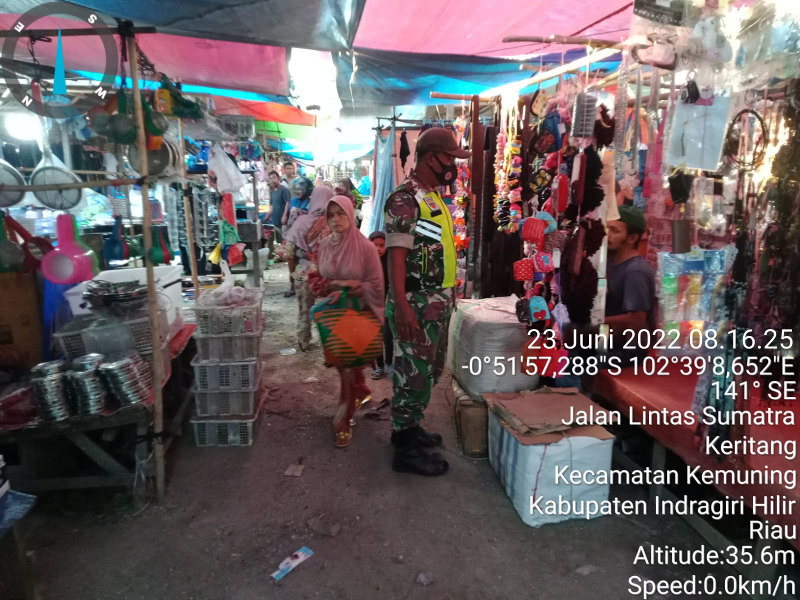 Sosialisasi Penegakan Disiplin di Pasar Pagi Desa Keritang Hulu Oleh Serka M. Ridwan