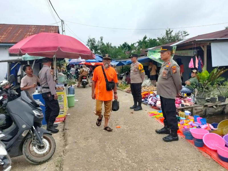 Jajaran Polsek Kempas Blusukan ke Pasar Tradisional, Sampaikan Pesan Pemilu Damai