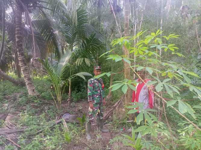 Pratu Feri Ratnayasa Tegakkan Patroli Karlahut Bersama Petani