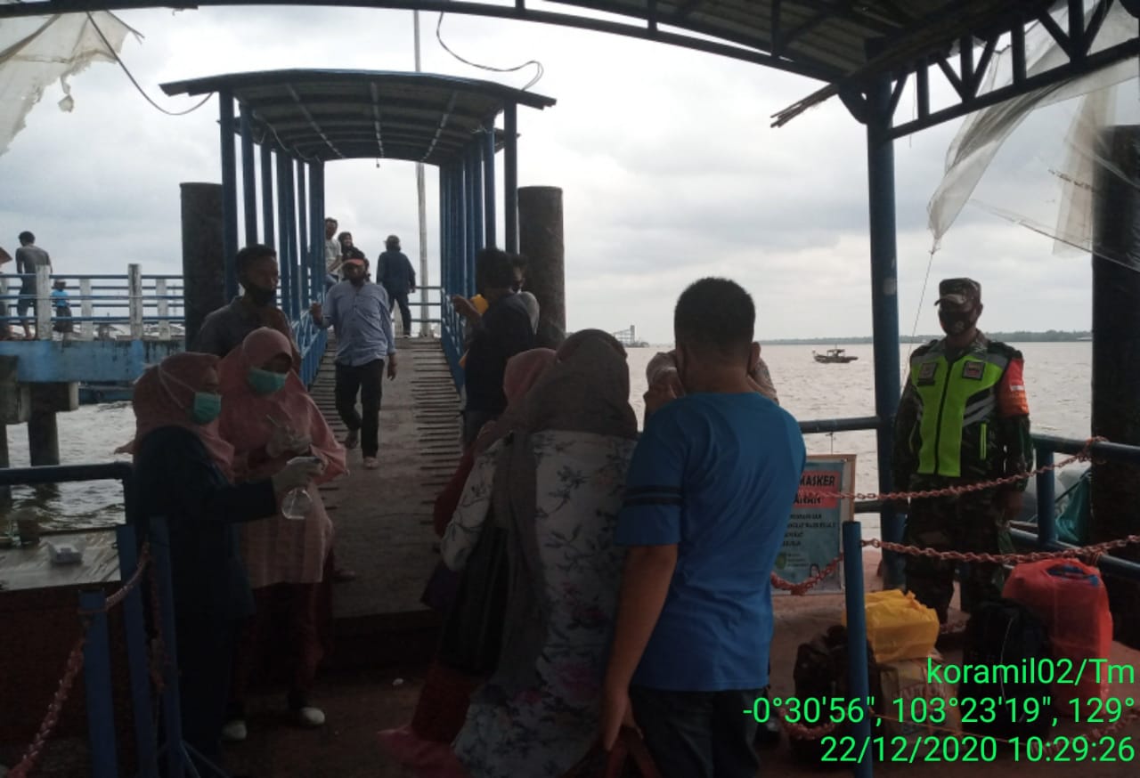 Satgas dan Koramil 02/Tanah Merah Tegakkan Protkes di Pelabuhan