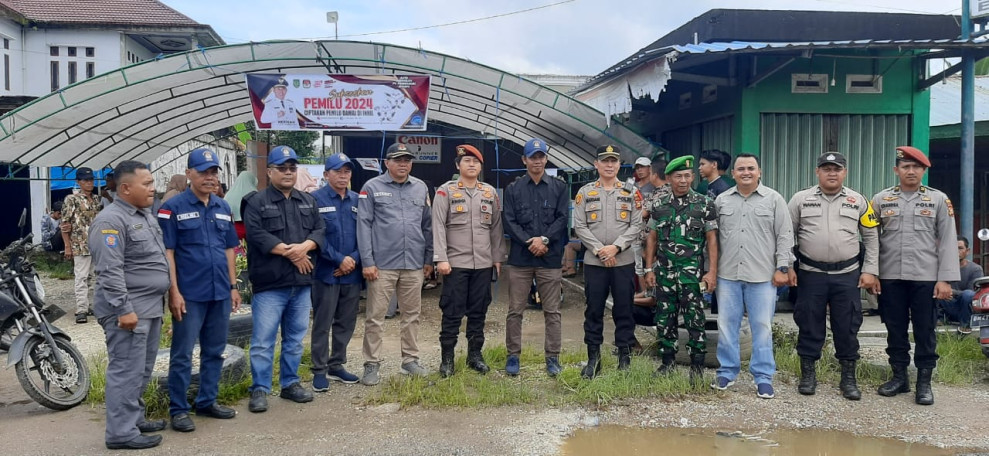 Kapolsek Kempas bersama Pamatwil dan Forkopimcam Monitoring Pencoblosan di TPS Kecamatan Kempas