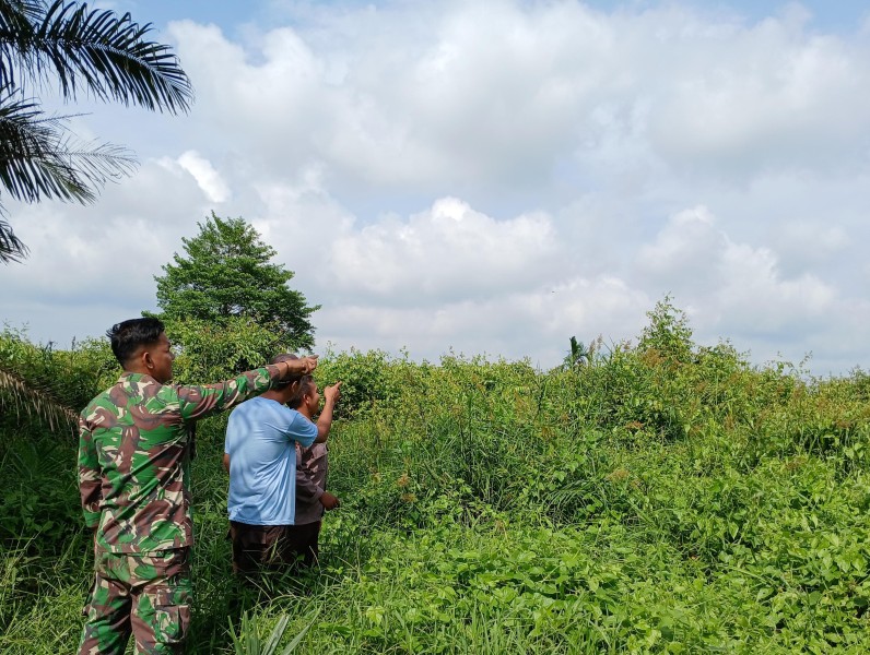 Dengan Patroli, Babinsa 05/Gas Pratu Riky Sormin Terus Waspadai Karhutla