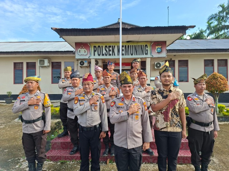 Polsek Kemuning Lakukan Pemakaian Tanjak Setiap Hari Jumat, Komitmen Menjunjung Tinggi Budaya Lokal