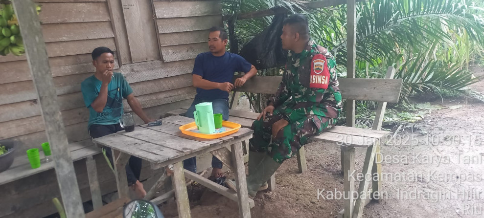 Babinsa Koramil 03/Tpl Bangun Komunikasi Yang Baik Dengan Mitra Karib Guna Tercapainya Tujuan Pembinaan Teritorial Babinsa Di Wilayah Binaan