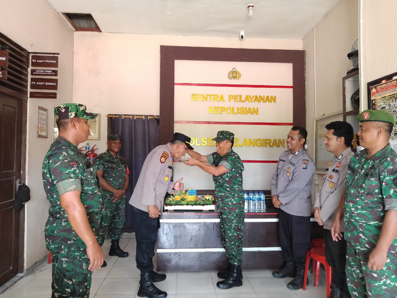 Danramil 10/Plg Sambangi Kapolsek Pelangiran Untuk Pemberian Ucapan HUT Bhayangkara ke 77