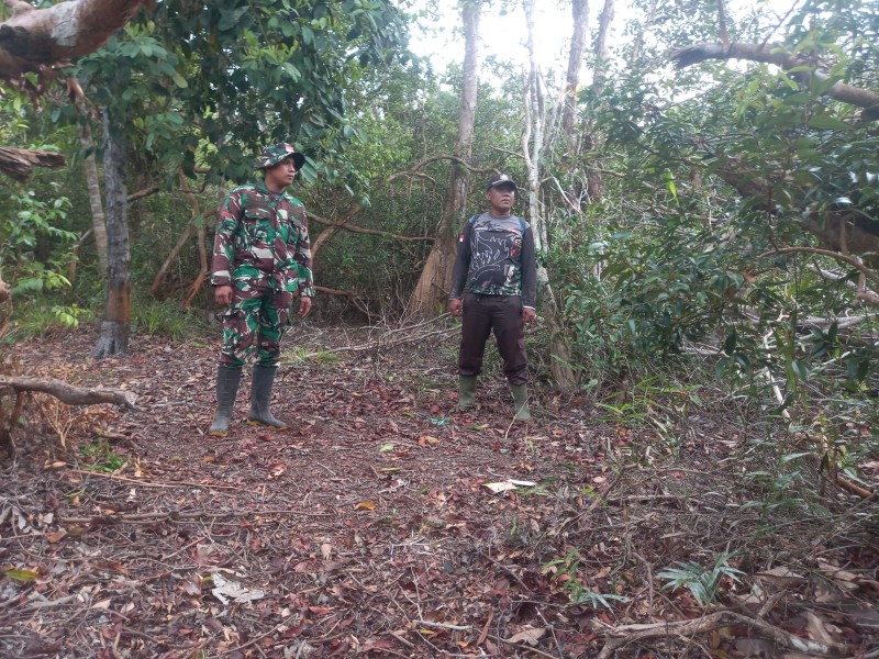 Mengantisipasi Kebakaran Lahan dan Hutan, Babinsa Koramil 05/Gas Pratu Sandi Bersama Masyarakat Giat Patroli Karlahut