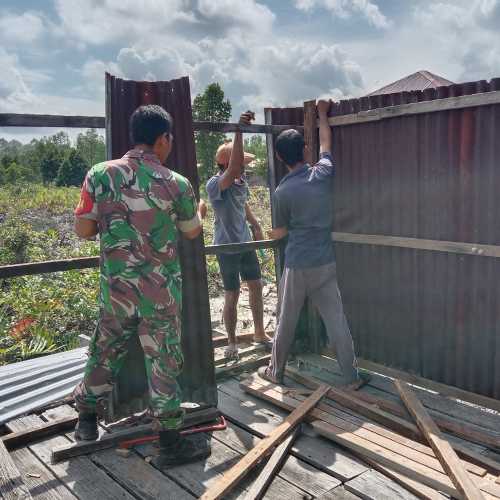 Rumah Warganya Alami Kerusakan, Babinsa 04/Kuindra Ini Inisiasikan Goro